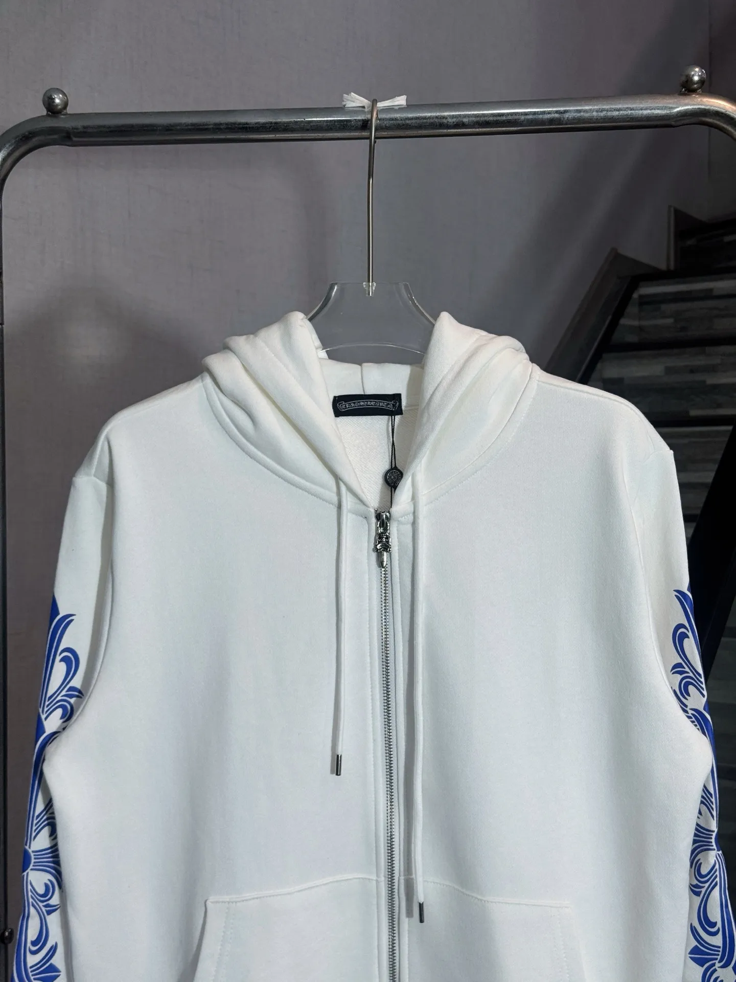 P300 model number: HE390 Chromehearts-Chrome heart blue printed hooded zipper jacket The fabric is made of 420g high-weight pure cotton double-yarn terry fabric. The upper body is warm and comfortable, and the hand feels delicate and smooth. The printing on the back of the arms is made with white ink direct injection process. The blue and white contrasting design highlights the characteristics of the clothes. The original puller zipper of the original Croxin hardware is customized. The threads of the arm hem are elastic threads of the same color in the same cylinder. It is made by a large factory and has the original original label. It is complete with three labels. You can buy it with confidence.  Color: White Size: S M L XL